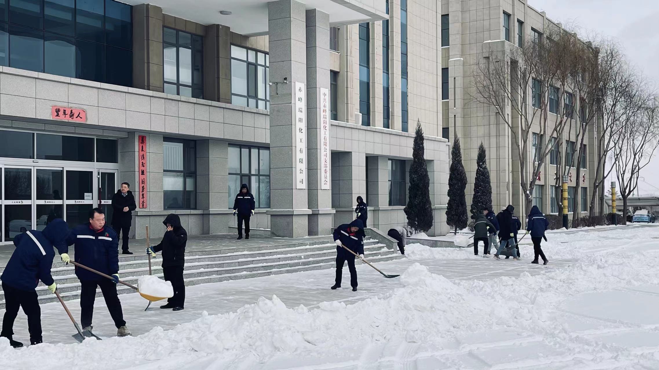 不畏嚴(yán)寒，除雪保安全出行