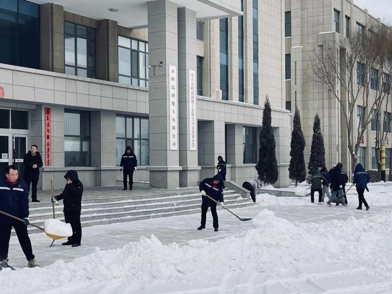 不畏嚴(yán)寒，除雪保安全出行